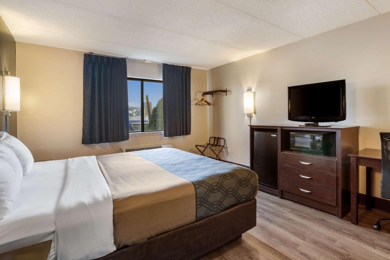 Econo Lodge Darien Lakes Corfu Exterior photo